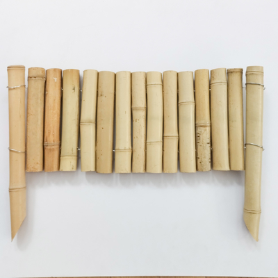 Elegant natuurlijke bamboe omheining voor een prachtige tuingrens