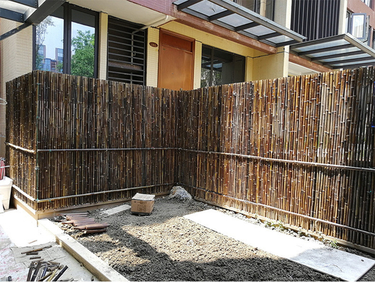 De natuurlijke van de Omheiningspanels rolled bamboo van het Bamboemateriaal Geschilderde Bamboe Omheining Privacy Garden Border