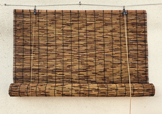 Natuurlijke rieten roll-up blind met 70% licht blokkering Makkelijk te installeren en langere levensduur voor veranda decoratie