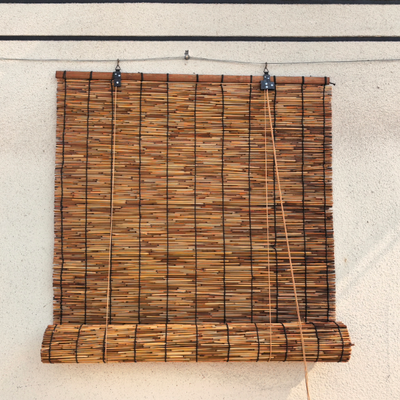 Natuurlijke rieten roll-up blind met 70% licht blokkering Makkelijk te installeren en langere levensduur voor veranda decoratie